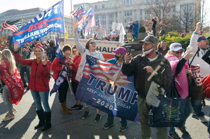 El presidente de Estados Unidos, Donald Trump, saludó desde su caravana a cientos de sus simpatizantes reunidos en la Freedom Plaza, en Washington D.C. Durante el día se prevén marchas pro-Trump en la capital estadounidense, mientras los manifestantes hacen eco de las acusaciones, sin pruebas, del mandatario de 'fraude' en los comicios.
(EFE)