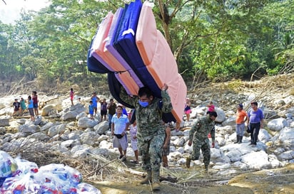 Colchonetas, despensas, cobertores, kit de aseo, agua, pañales, toallas femeninas, bañeras de bebé y otros artículos son los que las autoridades federales han logrado entregar a las personas afectadas. (ARCHIVO) 
