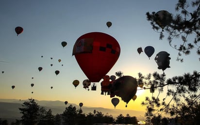 Pinceladas de colores aparecieron en el cielo de la ciudad mexicana de León con el inicio del Festival Internacional del Globo (FIG), que por primera vez en 18 años, es realizado sin acceso al público debido a la pandemia de la covid-19. (EFE)