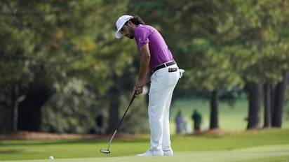 El mexicano Abraham Ancer tuvo varios altibajos en la tercera ronda del Masters que se juega en Augusta, Georgia, para ubicarse segundo en la clasificación a 4 golpes de distancia del número uno a nivel mundial, el norteamericano Dustin Johnson. (ARCHIVO)