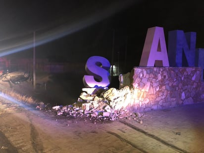 En el municipio de San Pedro dos militares, que se encontraban en descanso, sufrieron una volcadura, luego de que la persona que manejaba la unidad chocó con las enormes letras que se encuentran a la entrada de la ciudad. (EL SIGLO DE TORREÓN)