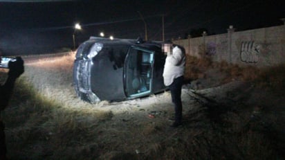 La noche de este sábado se registró una volcadura en a la altura del área conocida como La Garcita, en Matamoros. Los dos ocupantes del vehículo resultaron con lesiones leves. (EL SIGLO DE TORREÓN)