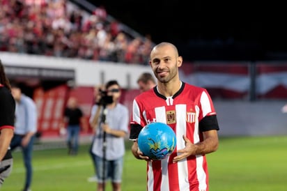 El argentino Javier Mascherano anunció el domingo su retiro como profesional luego de la derrota de su club, Estudiantes, por 1-0 como local ante Argentinos Juniors por la Copa de la Liga Profesional argentina. (ARCHIVO)