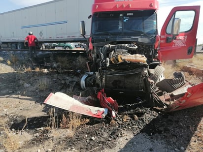 El vehículo señalado como responsable del aparatoso percance es un tractocamión de color rojo propiedad de una empresa de transportes.