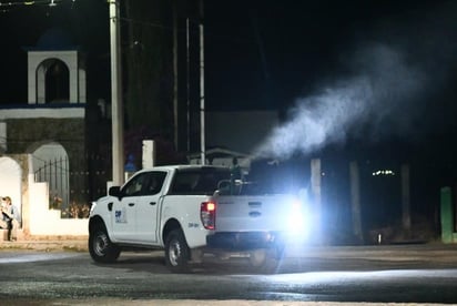 Por las noches se recorren las colonias de Monclova para fumigar y combatir al insecto.