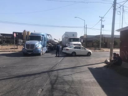 La tarde de este lunes se registró un accidente vial en el Parque Industrial de Gómez Palacio donde se vieron involucrados un tráiler y un vehículo particular, el saldo fue de una persona lesionada. (EL SIGLO DE TORREÓN)
