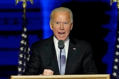 Joe Biden, advirtió este lunes que el bloqueo del mandatario Donald Trump a la transición podría tener consecuencias letales, al resultar en más muertes por COVID-19 si sus equipos no se coordinan para contener la pandemia. (ARCHIVO)