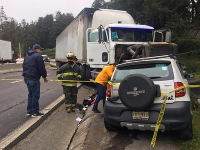 La Guardia Nacional informó esta mañana que el choque entre los conductores de un auto y un tráiler en el kilómetro 031+ 500 de la carretera México-Toluca provoca el cierre parcial de la circulación en el tramo de La Marquesa.
