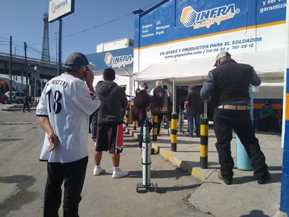 Hay personas que llegaron desde las 5:00 de la mañana mientras que otras llevan alrededor de 4 horas en espera.
(EL SIGLO DE TORREÓN)