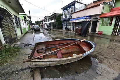 El presidente Andrés Manuel López Obrador dará a conocer este miércoles, en su conferencia mañanera, el plan integral para evitar inundaciones en Tabasco, Chiapas y Veracruz, el cual contempla un decreto presidencial que se dará a conocer el próximo 2 de diciembre para el control de las presas del Río Grijalva. (EFE)