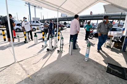 Personas relataron a este medio que llegaron desde las 5 de la mañana y algunas llevaban más de cuatro horas en espera de poder comprar o recargar su tanque.