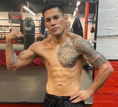 Miguel 'Micky' Román aprovechó para hacer gala de las armas que porta de cara al duelo que sostendrá mañana frente al texano O'shaquie Foster, campeón Silver de la WBC. (ARCHIVO)
