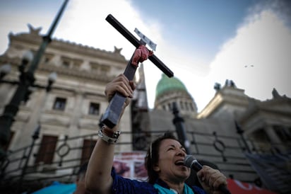 El proyecto de para legalizar el aborto en Argentina, establece que las mujeres y otras personas con identidades de género con capacidad de gestar tienen derecho a decidir y acceder a la interrupción de su embarazo hasta la semana 14. (EFE)