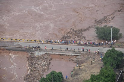 La tormenta tropical 'Iota', que salió este miércoles de Honduras convertida en depresión y cruzó a El Salvador, ha dejado a su paso por el país seis muertos y un panorama desolador. (ARCHIVO)