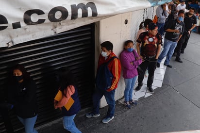 En México, durante el tiempo en el que un trabajador presta un servicio en una empresa o institución de la iniciativa privada, el trabajador realiza aportaciones al Instituto Mexicano del Seguro Social (IMSS) en conjunto con su empleador y el gobierno federal (aportaciones tripartitas). (ARCHIVO)