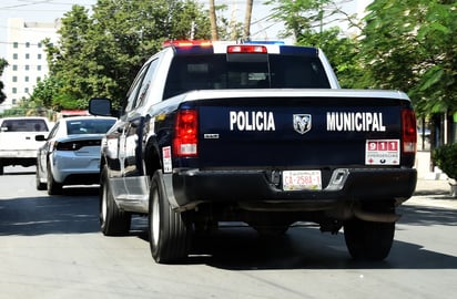 Tras perseguir a los implicados, los policías de la Dirección de Seguridad Pública Municipal les dieron alcance y los arrestaron. (EL SIGLO DE TORREÓN)