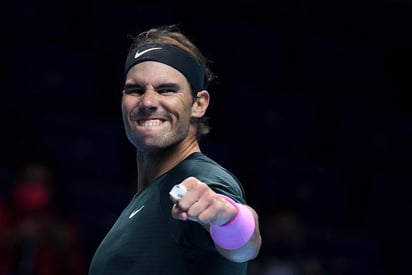 Rafael Nadal se desquitó del sinsabor del año pasado en las Finales ATP y logró esta vez la clasificación para semifinales, cinco temporadas después, al derrotar al griego Stefanos Tsitsipas por 6-4, 4-6 y 6-2. (EFE)