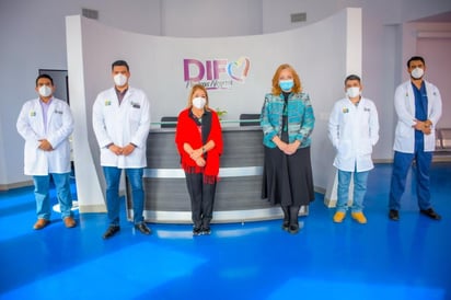 El número telefónico 878 153 7214, se ha puesto a disposición de la población para que se les pueda agendar una cita para su consulta médica en línea, según dieron a conocer de manera conjunta Irene Chapa de Bres y Mirtala Barrera Tamez, presidenta honoraria del DIF Municipal y directora de Bienestar Social del municipio de Piedras Negras.