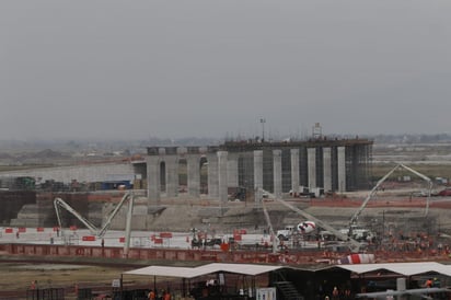 El presidente mexicano, Andrés Manuel López Obrador, será el encargado de estrenar las pistas del Nuevo Aeropuerto de México el próximo 19 de febrero de 2021, aunque la inauguración del inmueble sigue prevista para el 21 de marzo de 2022, aseguró el titular de la Secretaría de Comunicaciones y Transportes, Jorge Arganis Díaz-Leal. (EL UNIVERSAL)