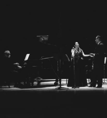 Bailarina. Carmen Werner apostó por una composición contemporánea y apareció vestida de negro y descalza.