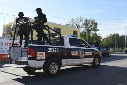 La Policía Municipal detuvo a las cuatro personas por el delito de robo en diferentes modalidades. (EL SIGLO DE TORREÓN)