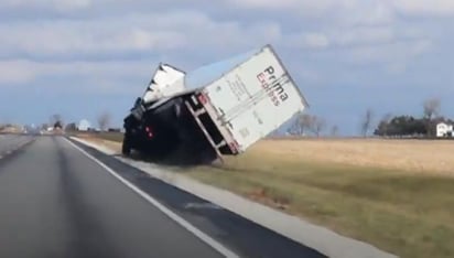 El operador del tráiler no sufrió heridas (CAPTURA)