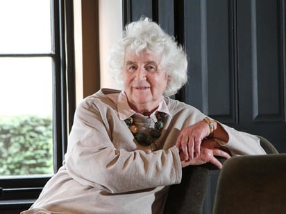 Jan Morris, la celebrada periodista, historiadora, viajera y escritora de ficción que a su mediana edad se convirtió en pionera del movimiento transgénero falleció a los 94 años. (Especial) 