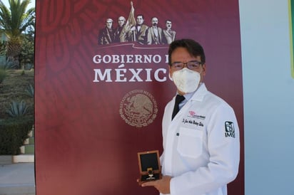 El doctor Jesús Avilio Martínez Beltrán, adscrito a la Unidad Médica de Alta Especialidad No. 71 del Instituto Mexicano del Seguro Social (IMSS) en Coahuila fue reconocido con la condecoración Miguel Hidalgo Grado Cruz, por su atención a pacientes graves de COVID-19. (EL SIGLO DE TORREÓN)