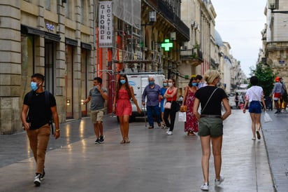  Francia notificó este sábado un nuevo descenso de los principales parámetros de la pandemia de coronavirus, especialmente con menores cifras de contagios, fallecidos y pacientes en cuidados intensivos. (ARCHIVO)