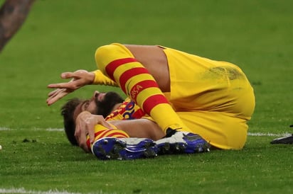 El central del Barcelona Gerard Piqué, que se retiró lesionado en la rodilla derecha en el minuto 62 del partido contra el Atlético de Madrid. (ARCHIVO)