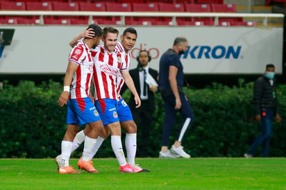 Jesús Angulo (c) fue el anotador del único tanto del partido, en la victoria del Guadalajara sobre Rayos del Necaxa.