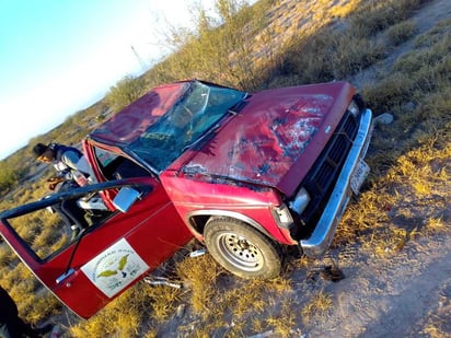 La unidad siniestrada es una camioneta pick up de la marca Nissan de color rojo. (EL SIGLO DE TORREÓN)