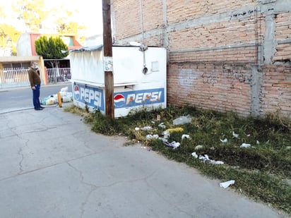 Hay personas que tiran sus desechos en cualquier espacio que encuentran desocupado. (EL SIGLO DE TORREÓN) 