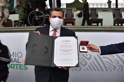 El máximo dirigente del Consejo Mundial de Boxeo, presumió el diploma y la medalla de oro que le entregó el presidente de México.