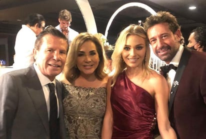 Sin sana distancia. Julio César Chávez, su esposa, la pareja de actores formada por Gabriel Soto e Irina Baeva, juntos en la foto.