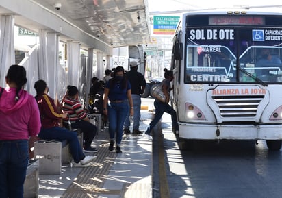 Miles de laguneros recurren al uso del transporte público ante la imposibilidad económica de poder comprar un automóvil o destinar su dinero en taxis y Uber. (JESÚS GALINDO)