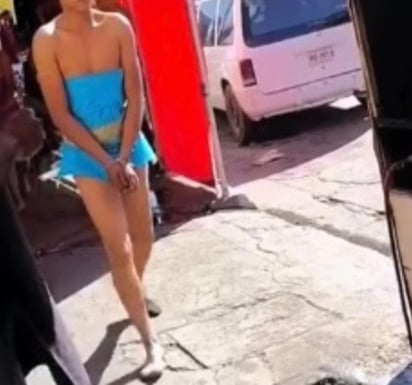 Según la información que se conoce, la tarde del sábado pasado, dos personas del sexo masculino fueron obligadas a caminar desnudos por varias calles del centro de la ciudad Guasave, los cuales llevaban pegados a sus cuerpos cartulinas de colores con varios textos. (Especial) 