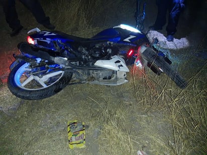 La noche del pasado sábado, tres jóvenes que viajaban a bordo de una motocicleta resultaron lesionados al chocar contra un vehículo particular en la zona rural de la ciudad de Gómez Palacio. (EL SIGLO DE TORREÓN)