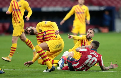 Piqué se lesionó durante el juego del sábado ante el Atlético. (AP)