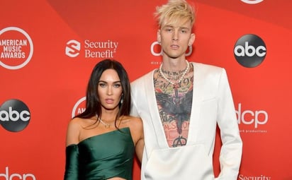 La actriz Megan Fox y su novio el rapero estadounidense Machine Gun Kelly desfilaron por primera vez juntos en la alfombra roja de los American Music Awards 2020.  (ESPECIAL) 