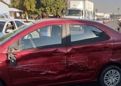 No se reportaron personas lesionadas, solo daños materiales de consideración, principalmente en el automóvil sedán. (EL SIGLO DE TORREÓN)