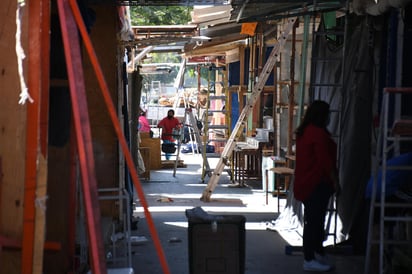 Finalmente fue autorizada la operación del tradicional Mercado Navideño de la calle Ildefonso Fuentes de Torreón, así lo determinó el Subcomité Técnico de Salud de la Laguna durante su reunión de hoy lunes, las autoridades informaron que el lugar trabajará bajo estrictos protocolos sanitarios con el fin de evitar aglomeraciones y en consecuencia mayores contagios del COVID-19. (FERNANDO COMPEÁN)