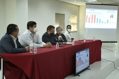 El fiscal ofreció una rueda de prensa en Torreón y estuvo acompañado de representantes de las cámaras comerciales. (EL SIGLO DE TORREÓN)