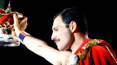 'El show debe continuar', es la gran enseñanza de vida que dejó Freddie Mercury antes de morir a los 45 años de edad, por complicaciones del VIH hace 29 años.  (ESPECIAL) 