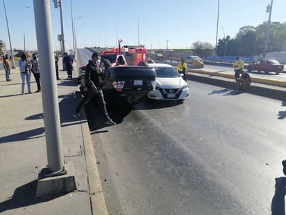 Al filo de las 10:00 horas ocurrió el percance, en los momentos en que el motociclista, quien no fue identificado, cayó cuando bajaba el citado puente del periférico. (EL SIGLO DE TORREÓN)