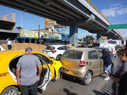 A las 14:20 horas de este miércoles ocurrió la colisión múltiple sobre el bulevar Revolución, provocado por el conductor del automóvil tipo Spark, color amarillo. 
(EL SIGLO DE TORREÓN)