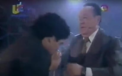 Fue un verdadero admirador de Roberto Gómez Bolaños, pero el amor era mutuo, y por ello Diego Armando Maradona en su etapa de conductor de televisión, no dudó ni por un segundo en buscar a su ídolo de la infancia, 'Chespirito', para llevarlo a su programa y así hacer historia.  (ESPECIAL)  