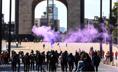 Previo a la marcha por el Día Internacional para Eliminar la Violencia contra la Mujer, que inició alrededor de las 16:00 horas de este miércoles en el centro de la Ciudad de México, varios restaurantes, bancos, librerías, tiendas de ropa y otro tipo de negocios fueron cerrados o protegidos. (EL UNIVERSAL)