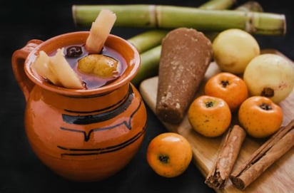 El ponche es una bebida caliente que puede aportar muchos beneficios a la salud. Aquí diremos por qué esta bebida podría ayudar a elevar las defensas y quitar el frío. (Especial) 