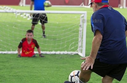 En 2018, Maradona cumplió el sueño de un pequeño de 10 años de edad que nació sin las dos extremidades inferiores de su cuerpo. (Especial) 